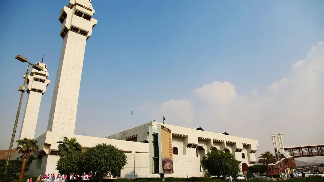 Masjid Aisha (al-Tan'eem)